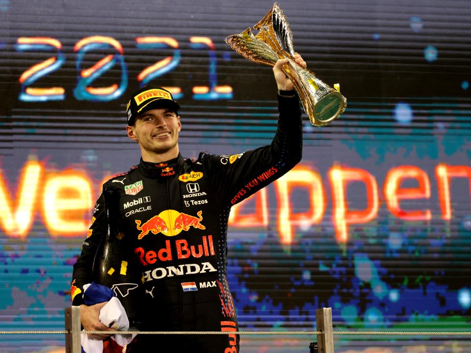 A 2021-es Abu-Dhabi Nagydíj győztese, Max Verstappen, aki világbajnokságot is megnyerte és ezzel az egyik legfiatalabb világbajnok a sportág történetében